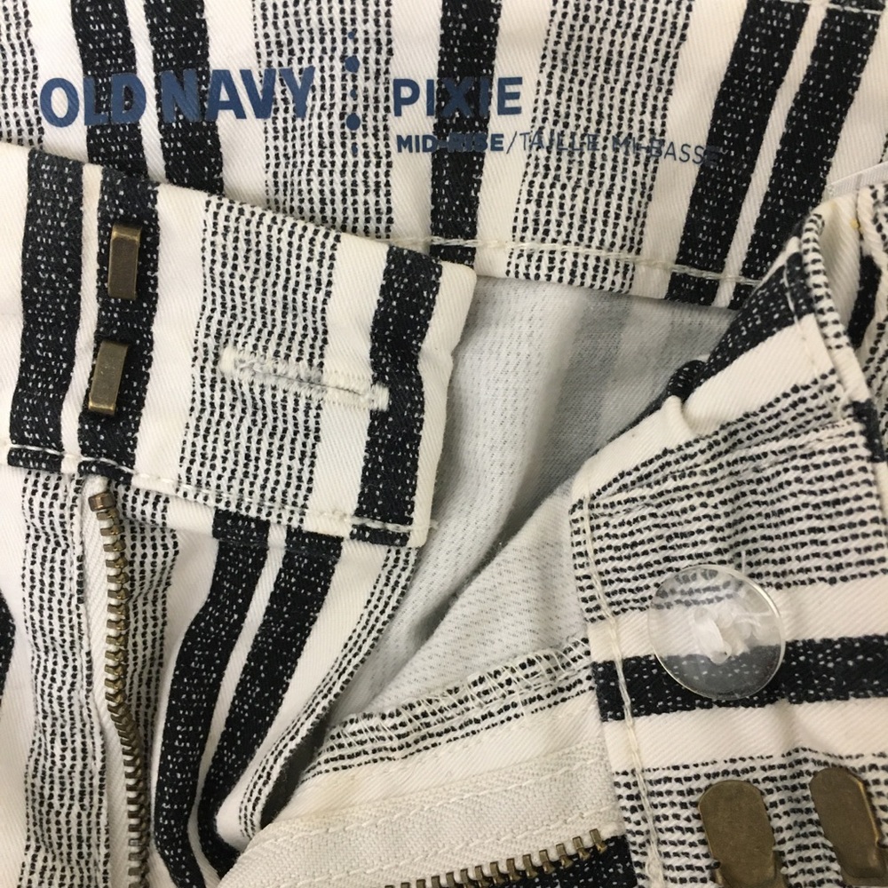 Black and white shorts - Picture 2 of 4